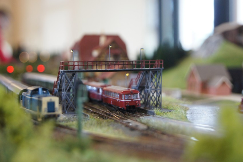 Fussgängerbrücke mit Beleuchtung